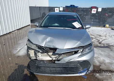 2019 Toyota Camry Le z USA, uszkodzony, nr VIN 4T1B11HK1KU264403